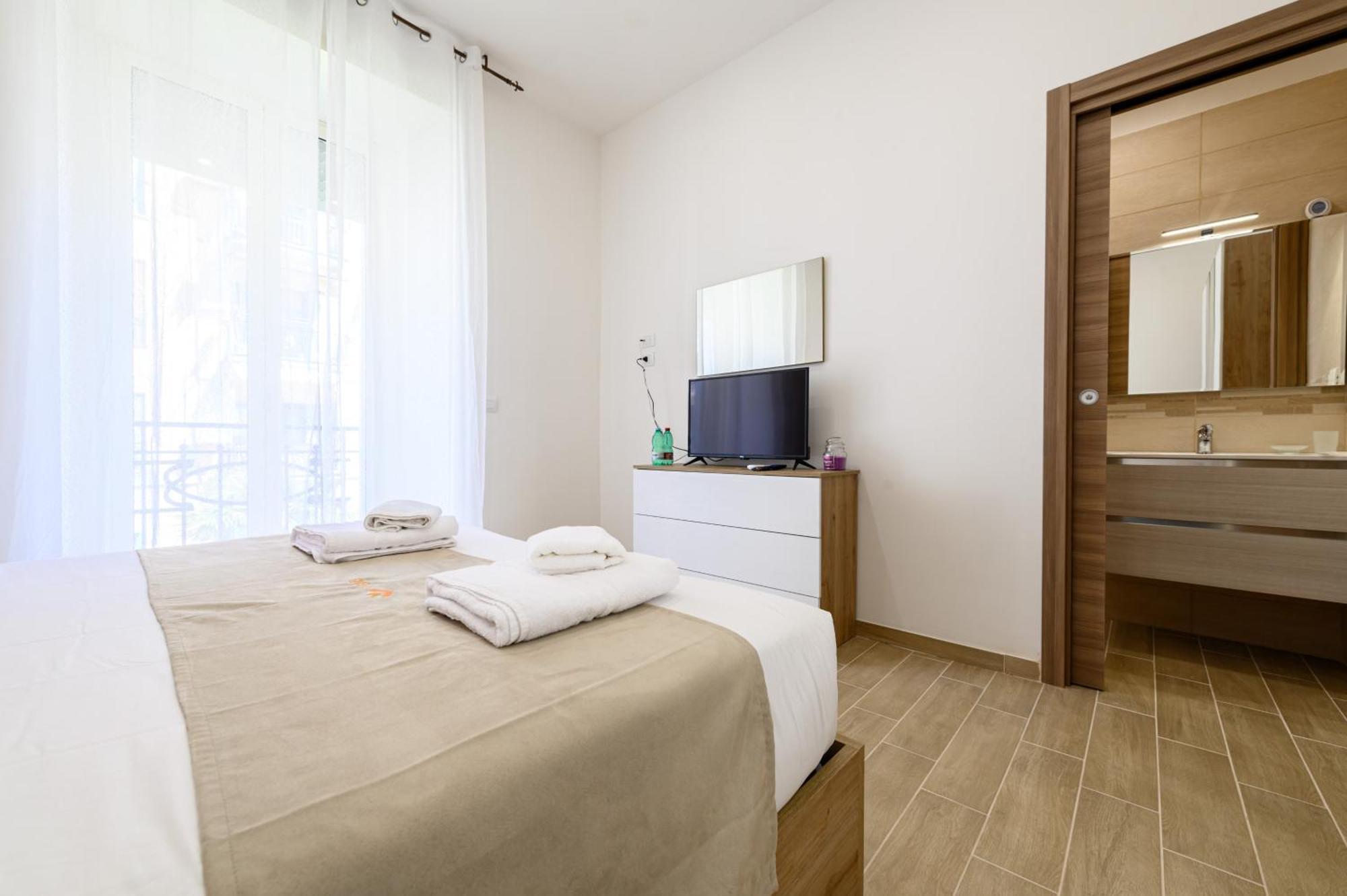 Domus Romeo Apartment Napoli Bagian luar foto